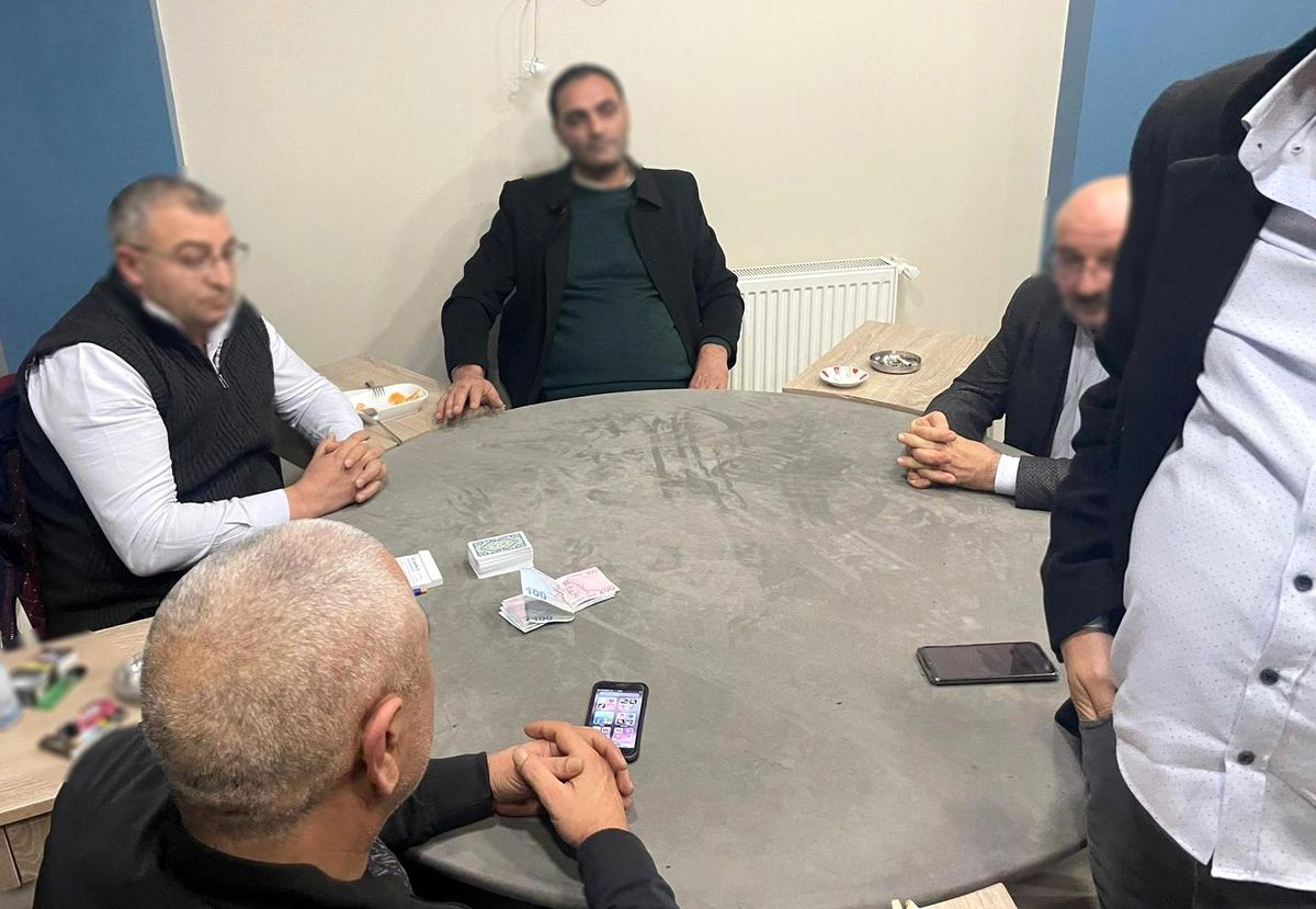 Sancaktepe\'de kıraathanede kumar oynayanlara 18 bin 190 TL ceza
