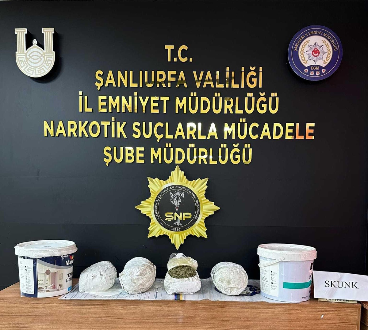 Şanlıurfa\'da 2 kişi boya kovalarına sakladıkları uyuşturucuyla yakalandı