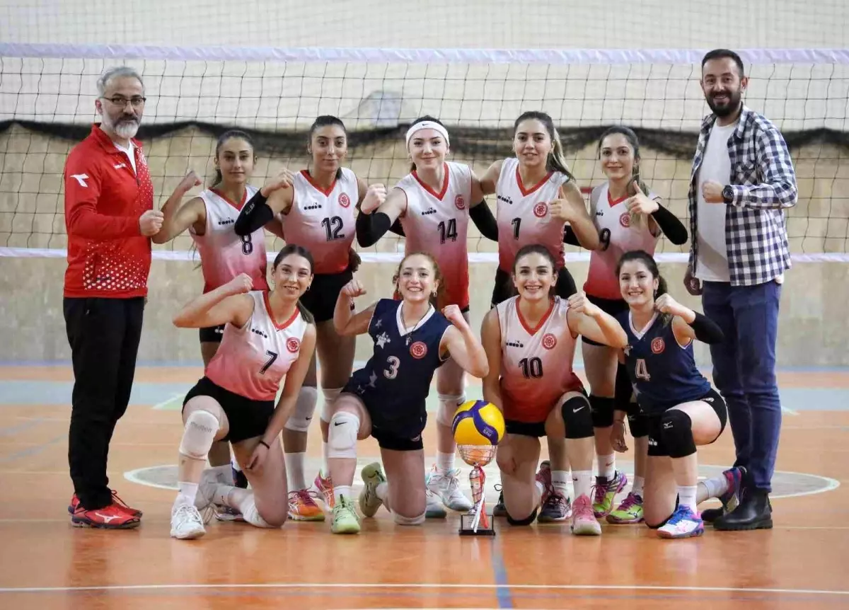 SCÜ voleybol takımı adım adım Süper Lig\'e yürüyor