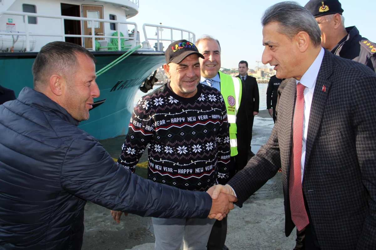 Vali Karaömeroğlu\'ndan yangın çıkan gemideki mürettebatı kurtaran balıkçılara ziyaret