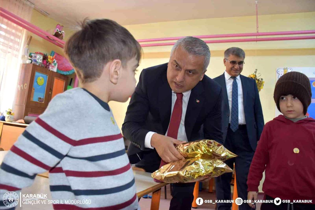 150 öğrenciye atkı, bere ve eldiven hediye edildi