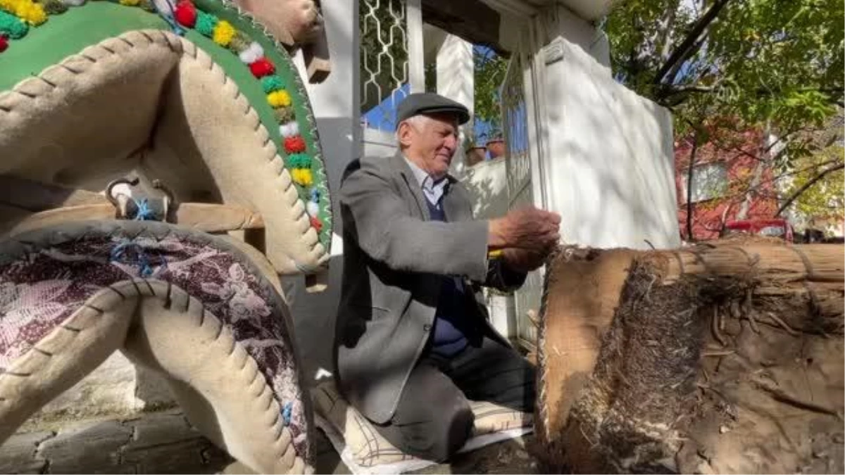 83 yaşındaki Enver ustanın çuvaldızı yarım asırdır semer dikimi için işliyor