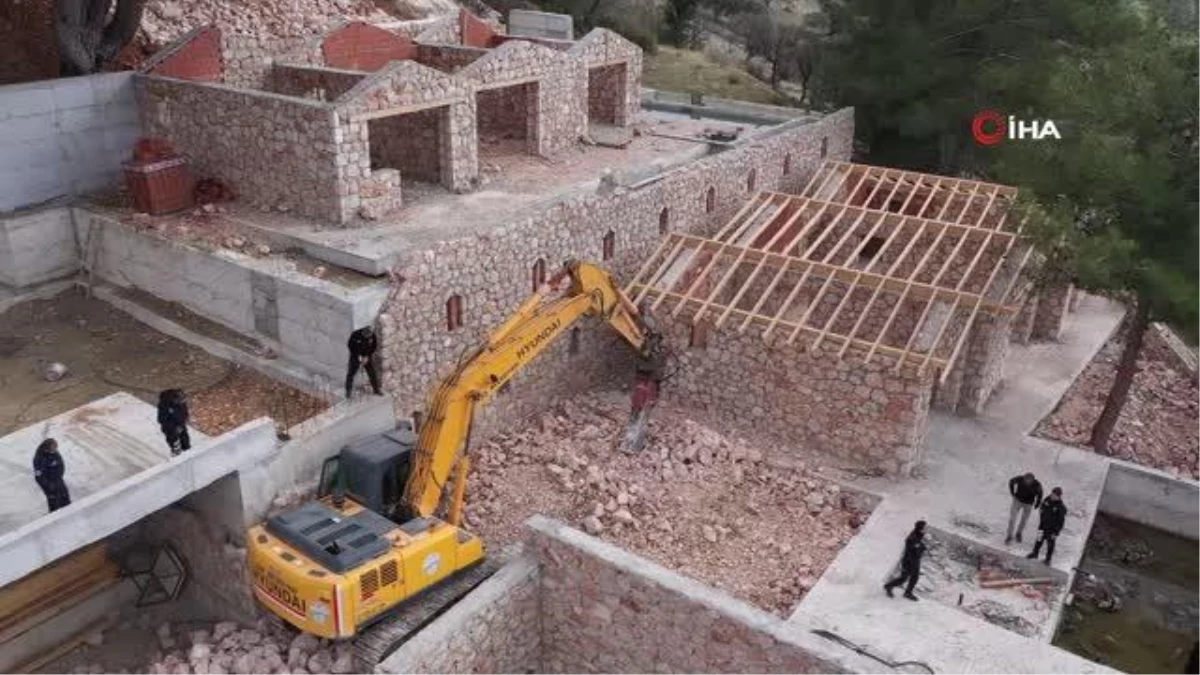 Antalya\'nın Kaş ilçesinde 12 kaçak yapı yıkıldı