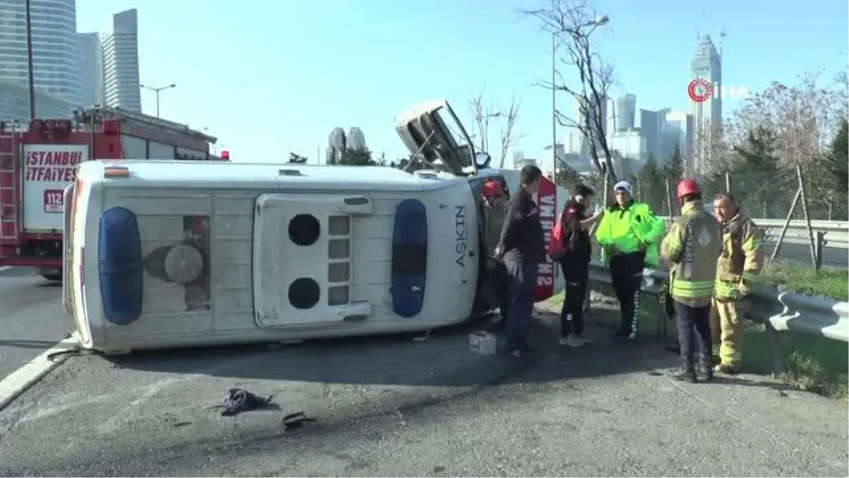 Ataşehir TEM\'de otomobilin çarptığı ambulans sürüklenerek bariyerlere çarptı