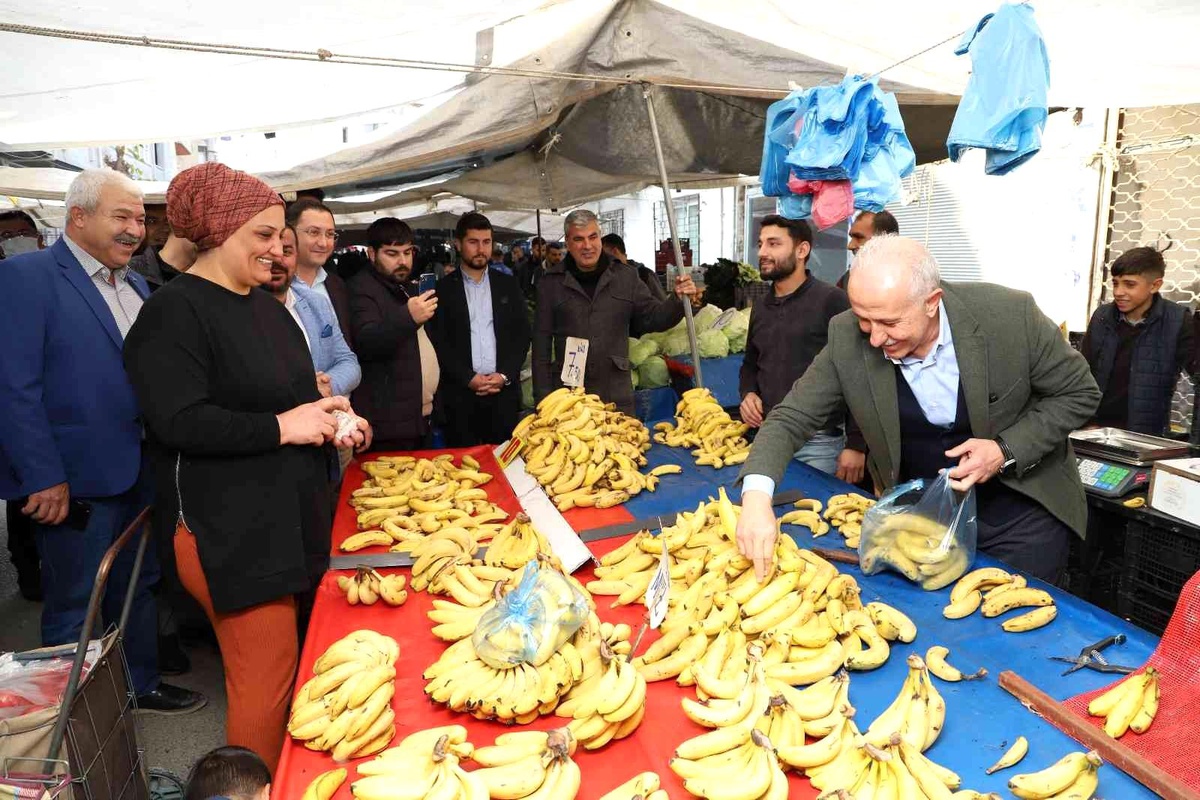 Başkan Gültak pazarda muz satışı yaptı, vatandaşla okey oynadı