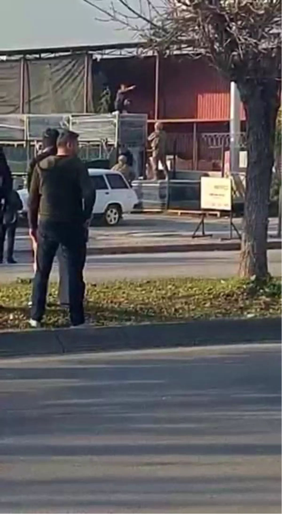 Adana\'da gergin anlar! Uzman çavuş, boşanmak isteyen karısını ve çocuğunu silahla rehin aldı