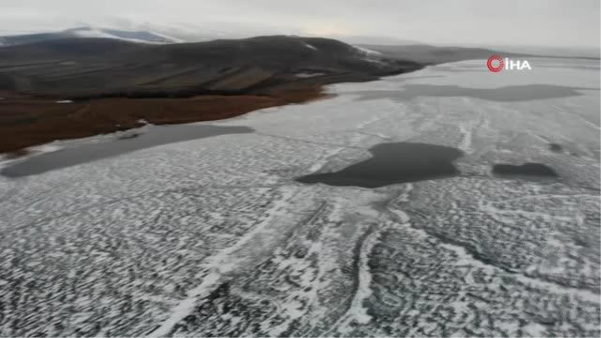 Buz tutan Çıldır Gölü\'nde Kafkas dansı