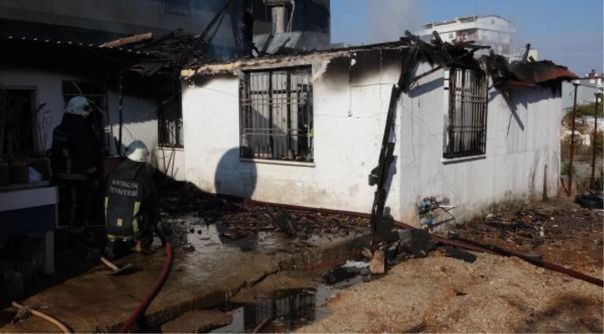 Antalya\'da yaşlı adamın evi ve biriktirdiği kira parası yandı