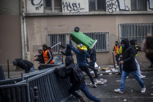 Fransa'dan protestoları daha da körükleyecek karar Fransa'dan protestoları daha da körükleyecek karar