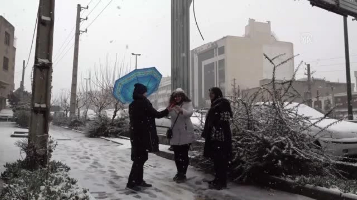 Hava kirliliğiyle boğuşan Tahran\'da kar sevinci