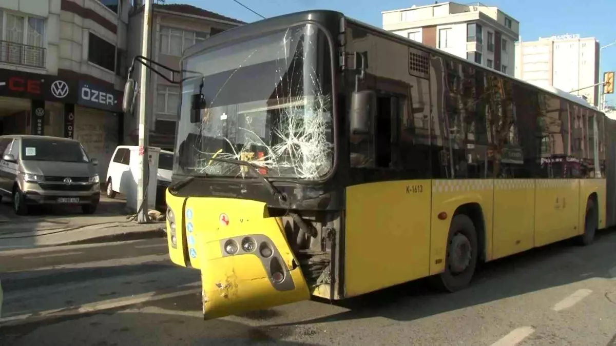 İETT otobüsü ile hafif ticari araç kazasında 1 kişi sıkışarak yaralandı... O anlar kamerada