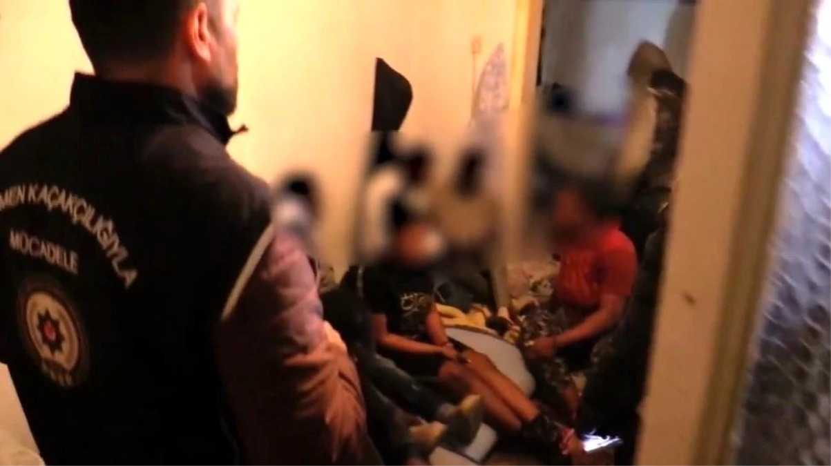 İzmir\'de şok evlerine polis baskını: 91 kaçak göçmen ve 5 organizatör yakalandı