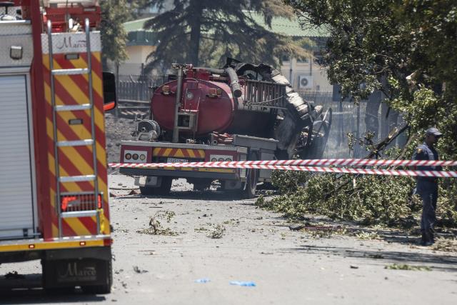 JOHANNESBURG - Güney Afrika'da akaryakıt tankerinin patlaması sonucu 10 kişi öldü (2)