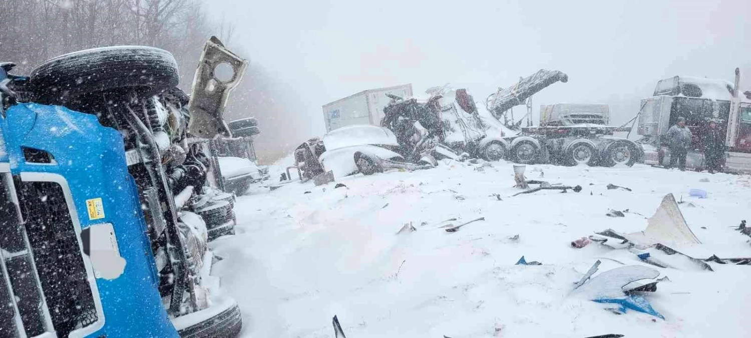 Kanada\'da kar fırtınası: 60\'tan fazla araç birbirine girdi