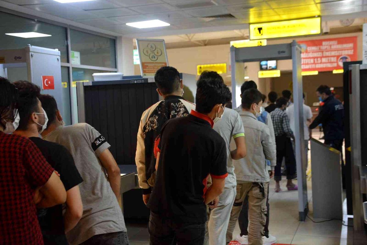 Kocaeli\'de 92 düzensiz göçmen sınır dışı edildi