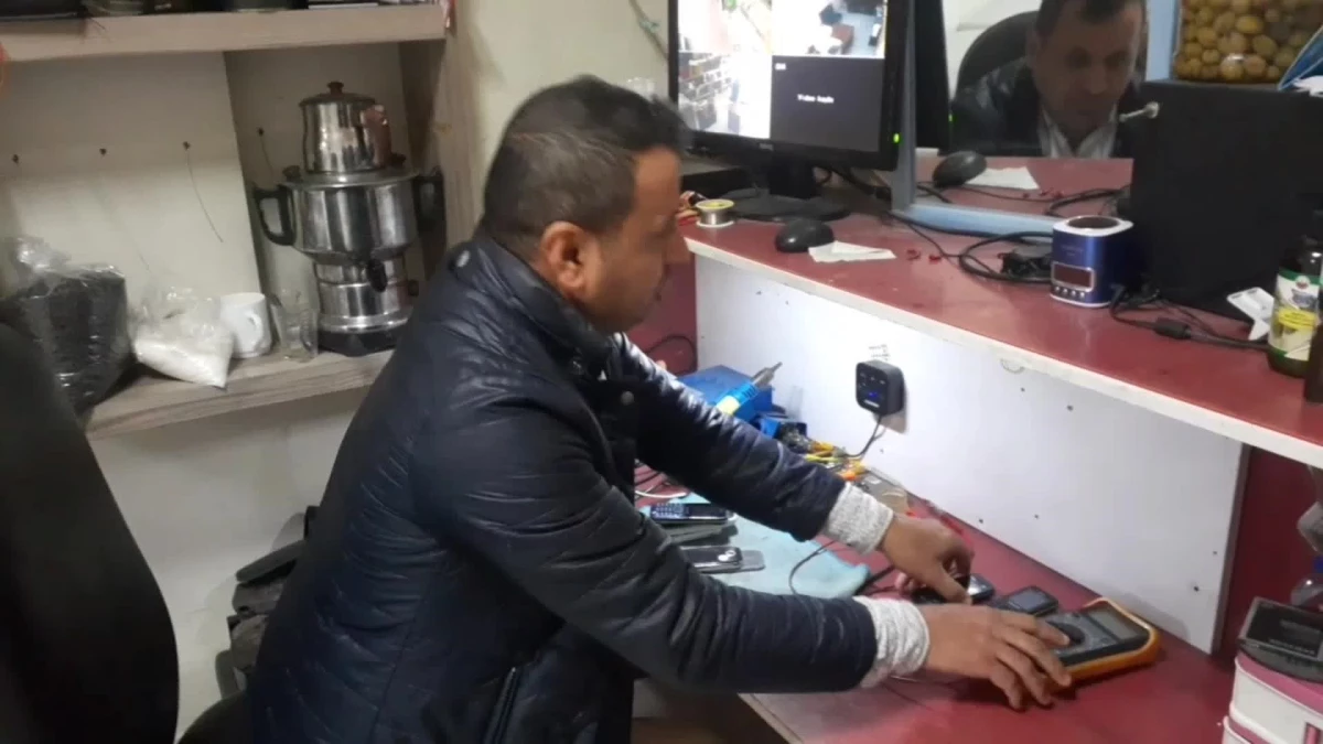 Osmaniyeli Telefon Satıcısı: "Vatandaşlar Tuşlu Telefonlara Dönüyor"