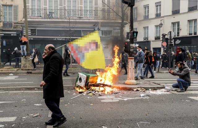 Paris'i savaş alanına çeviren göstericiler, terör örgütü PKK elebaşı Öcalan'ın flamalarını taşıdı