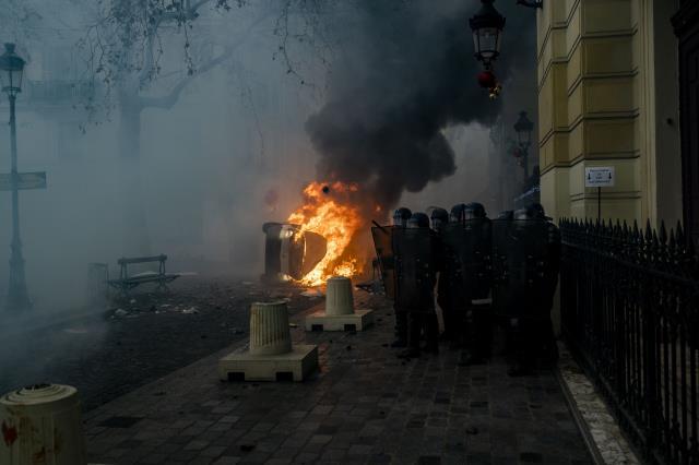 Paris'te sokaklar karıştı