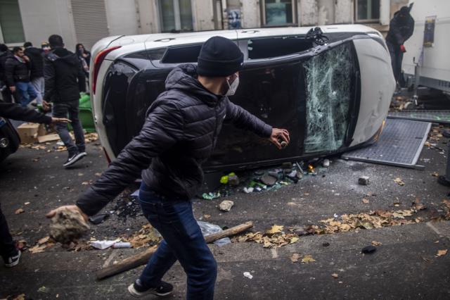 Paris'te sokaklar karıştı