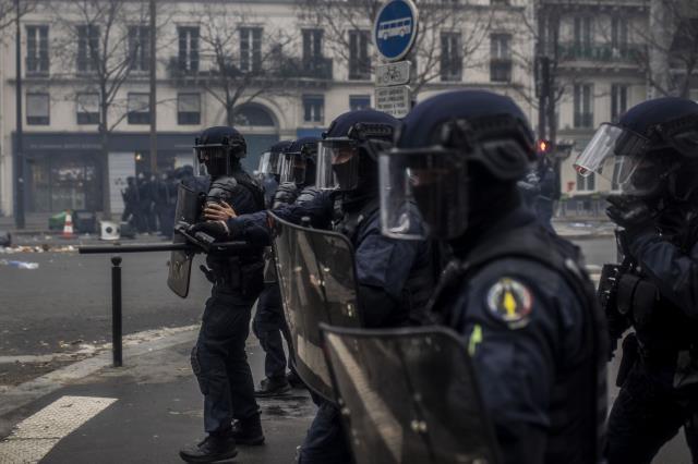 Paris'te sokaklar karıştı