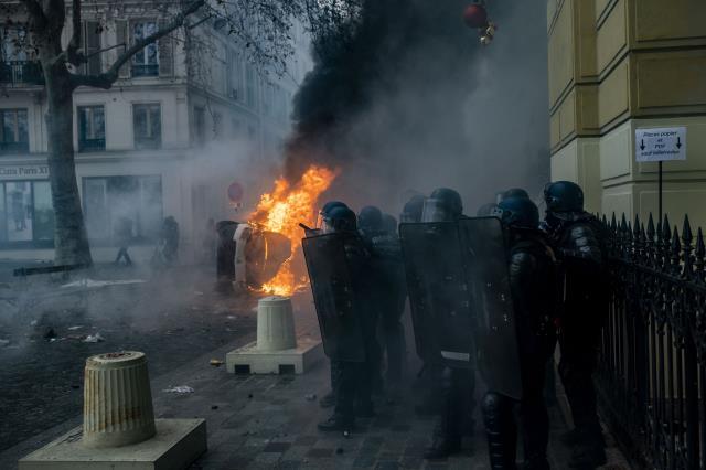 Paris'te sokaklar karıştı