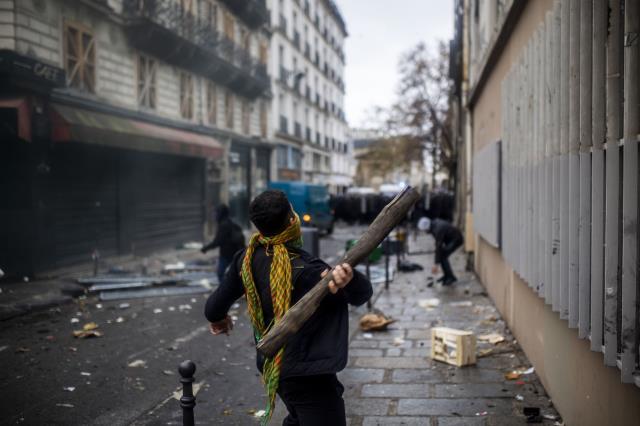 Paris'te sokaklar karıştı