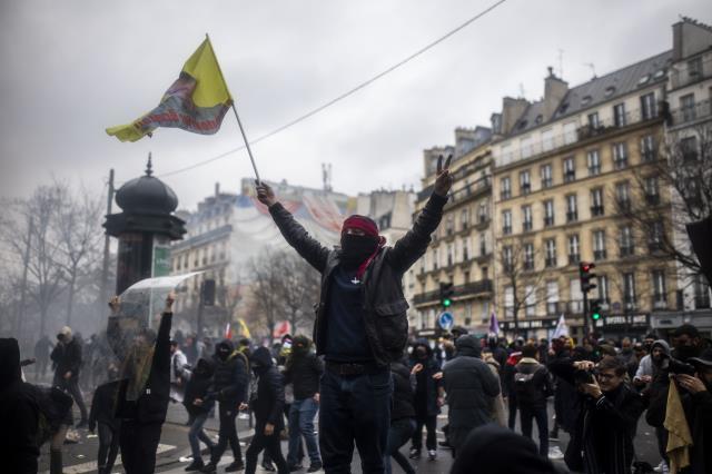 Paris'te sokaklar karıştı