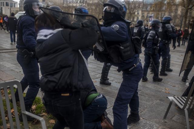 Paris'te sokaklar karıştı