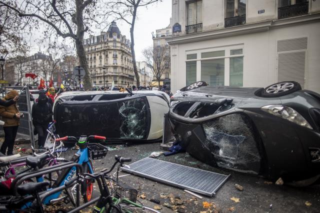 Paris'te sokaklar karıştı