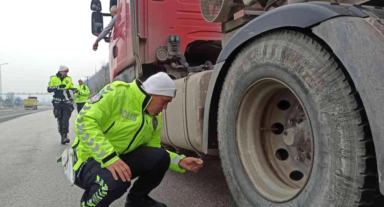 Polis ekiplerinden Bolu Dağı\'nda kış lastiği uygulaması