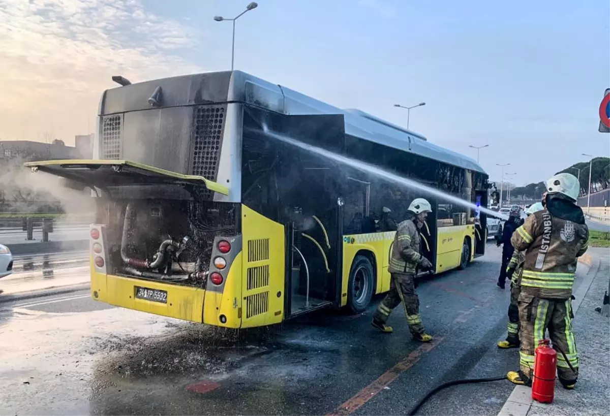 Sarıyer\'de İETT otobüsünün motor kısmında çıkan yangın söndürüldü