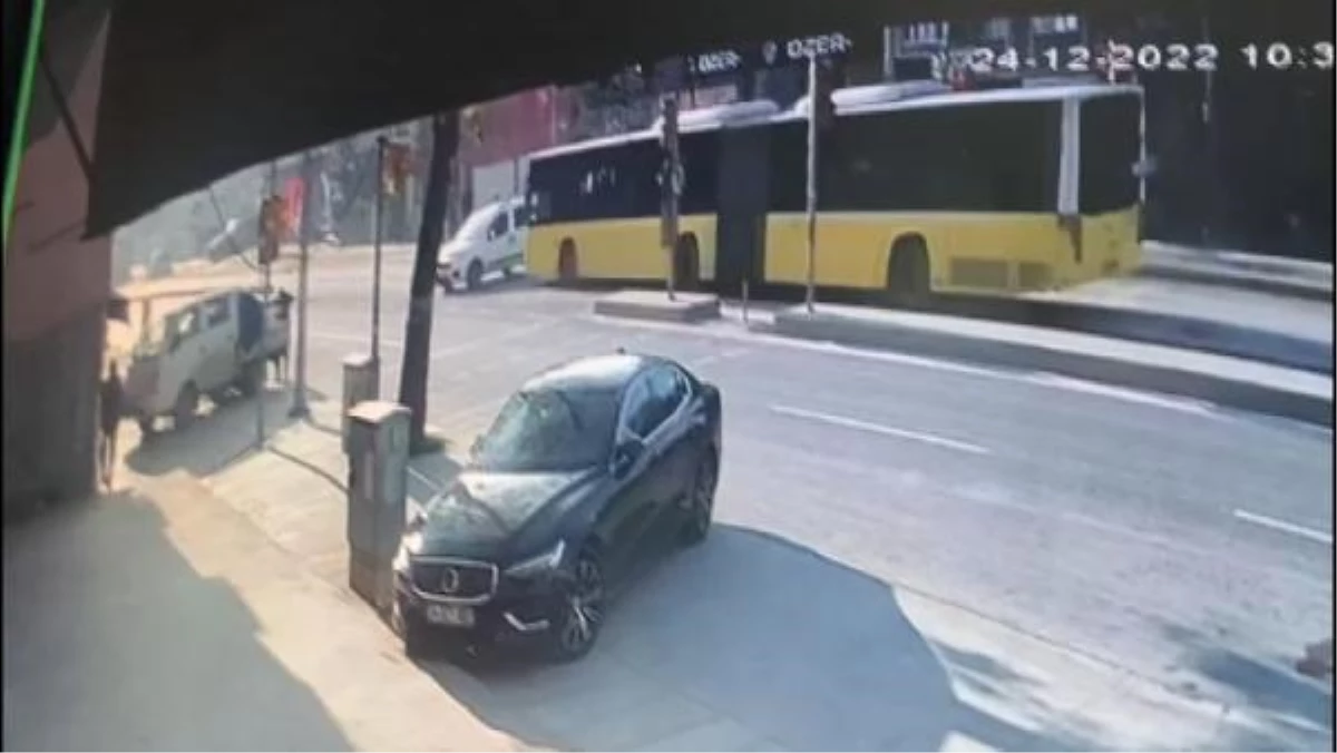 Sultangazi\'de İETT otobüsü kazası kamerada