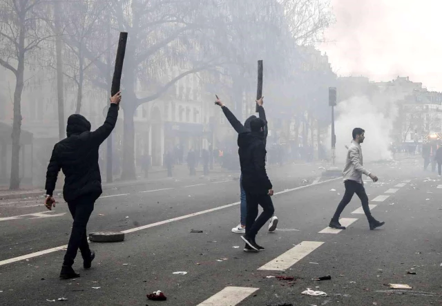 Paris'i savaş alanına çeviren göstericiler, terör örgütü PKK elebaşı Öcalan'ın flamalarını taşıdı
