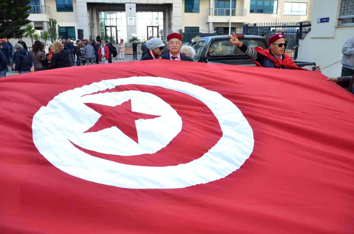 Tunus\'ta göstericiler parlamento seçimlerini protesto etti