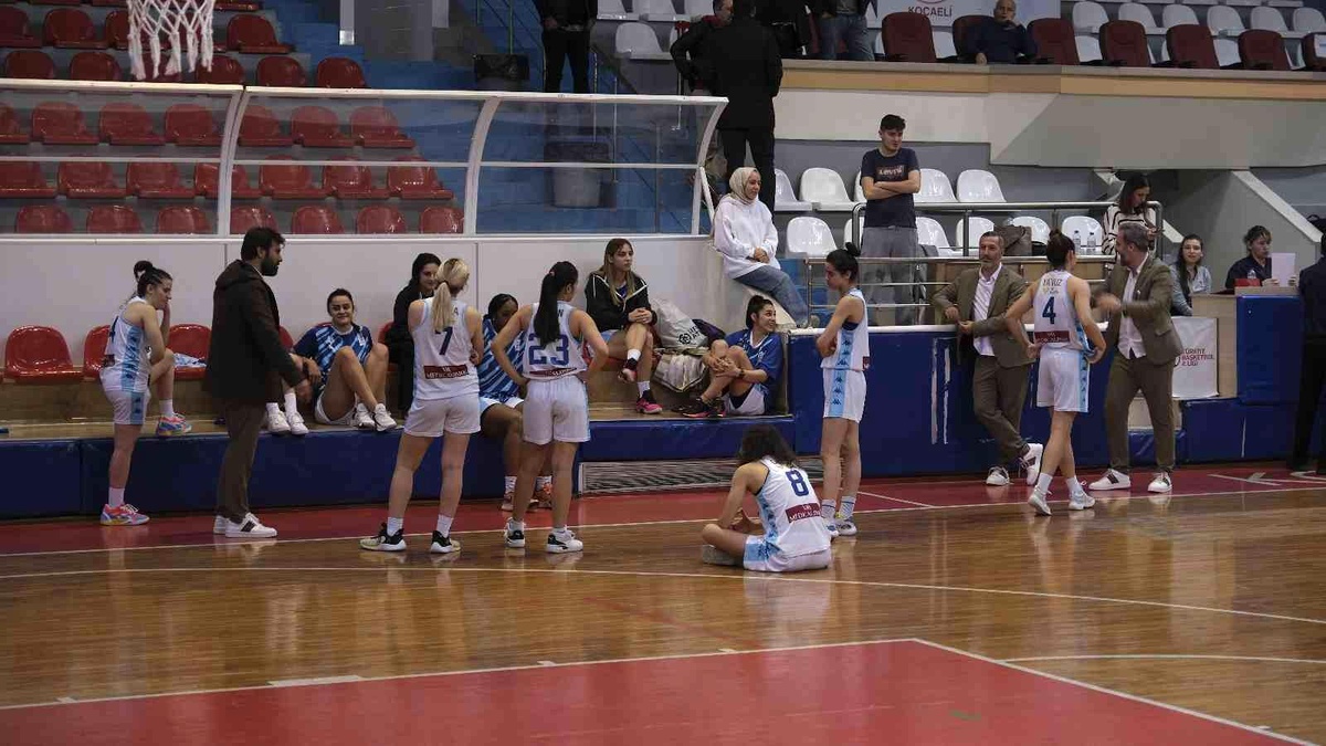 Türkiye Kadınlar Basketbol Ligi\'nde İzmit Belediyespor hükmen galip