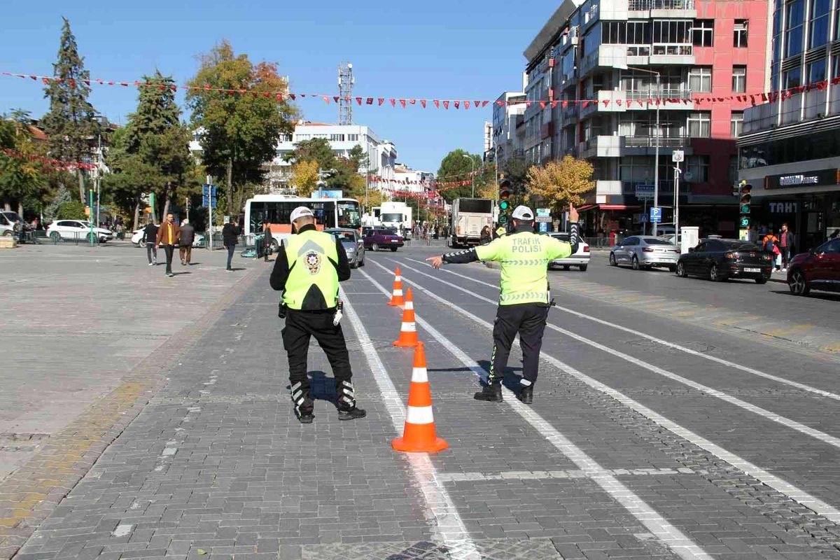 Uşak\'ta bin 65 sürücüye para cezası kesildi