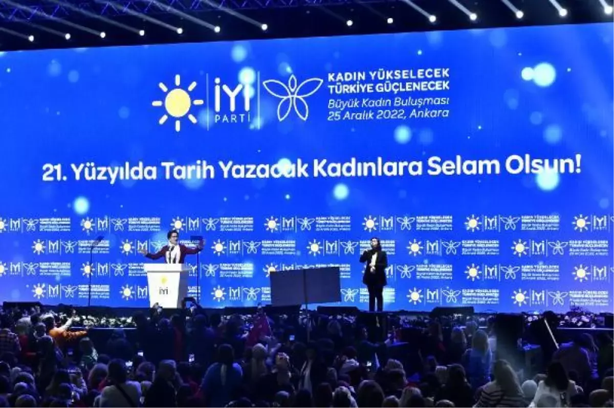 AKŞENER KADINLAR SİYASETİN TAM MERKEZİDİR