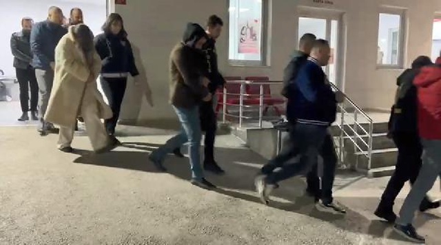 Sahte arkadaşlık sitesi kurup vatandaşı dolandıranlara 'Saklambaç' operasyonu: 11 gözaltı Sahte arkadaşlık sitesi kurup vatandaşı dolandıranlara 'Saklambaç' operasyonu: 11 gözaltı