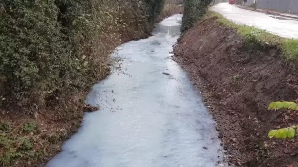 Atık suların karıştığı derenin rengi değişti (3)