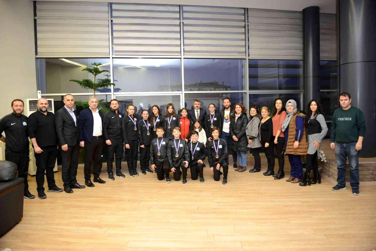 Başkan Yılmaz şampiyonları ağırladı