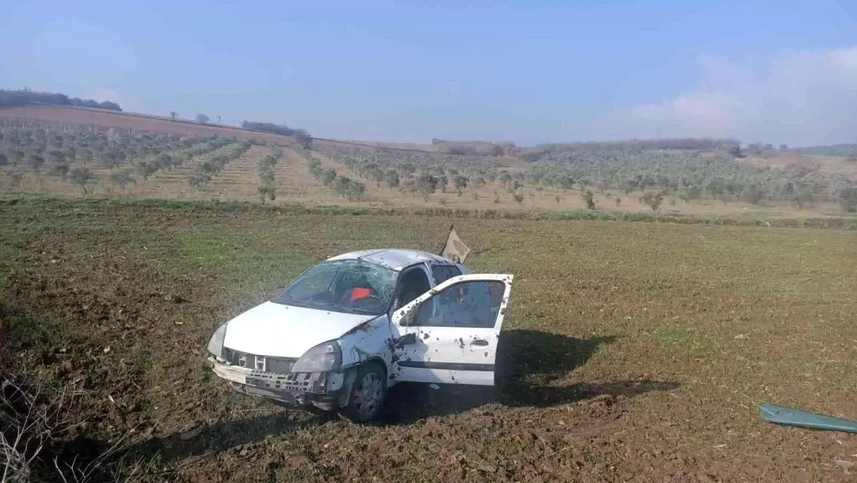 Bursa\'da kontrolden çıkan otomobil tarlaya uçtu: 3 yaralı