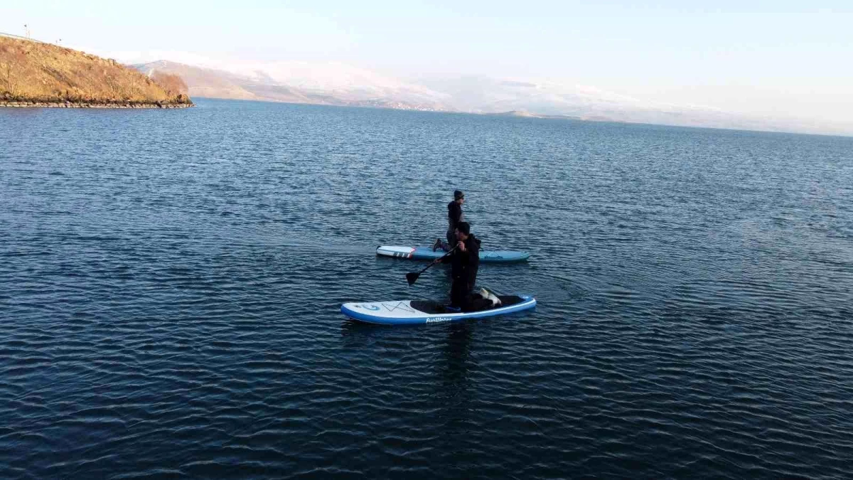 Çıldır Gölü\'nde kürek sörfü drone ile görüntülendi