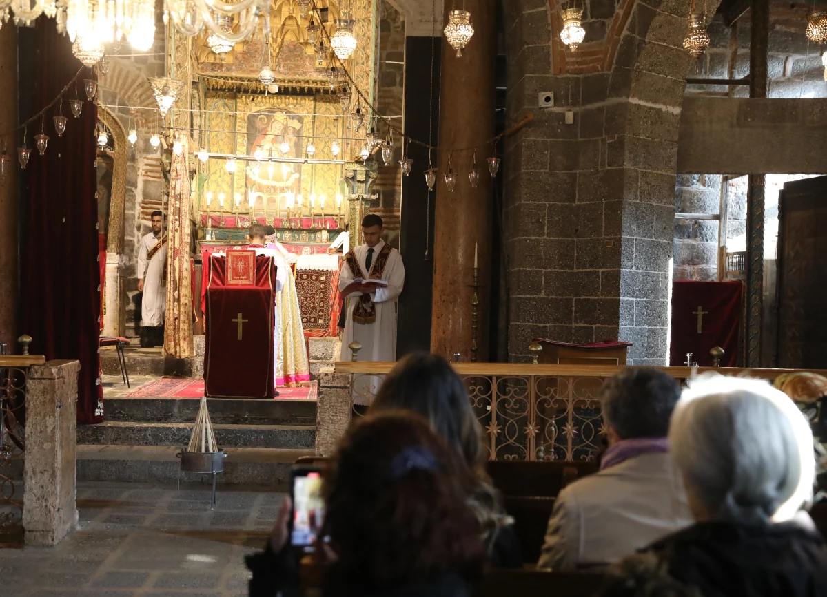 DİYARBAKIR - Tarihi Meryem Ana Kilisesi\'nde Noel ayini yapıldı