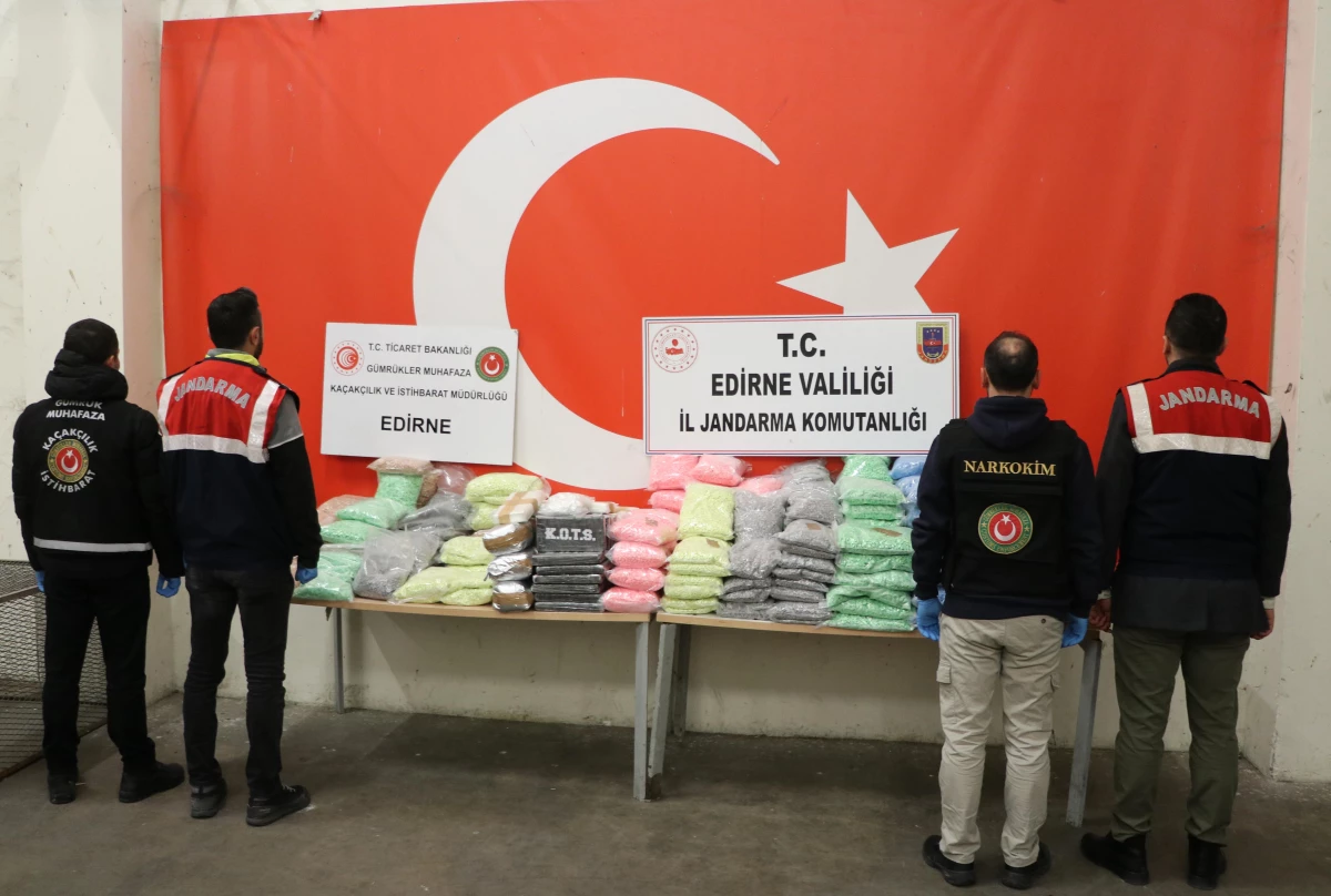 Edirne\'de bir tırda 35 kilogram kokain ile 460 kilogram sentetik uyuşturucu ele geçirildi (2)