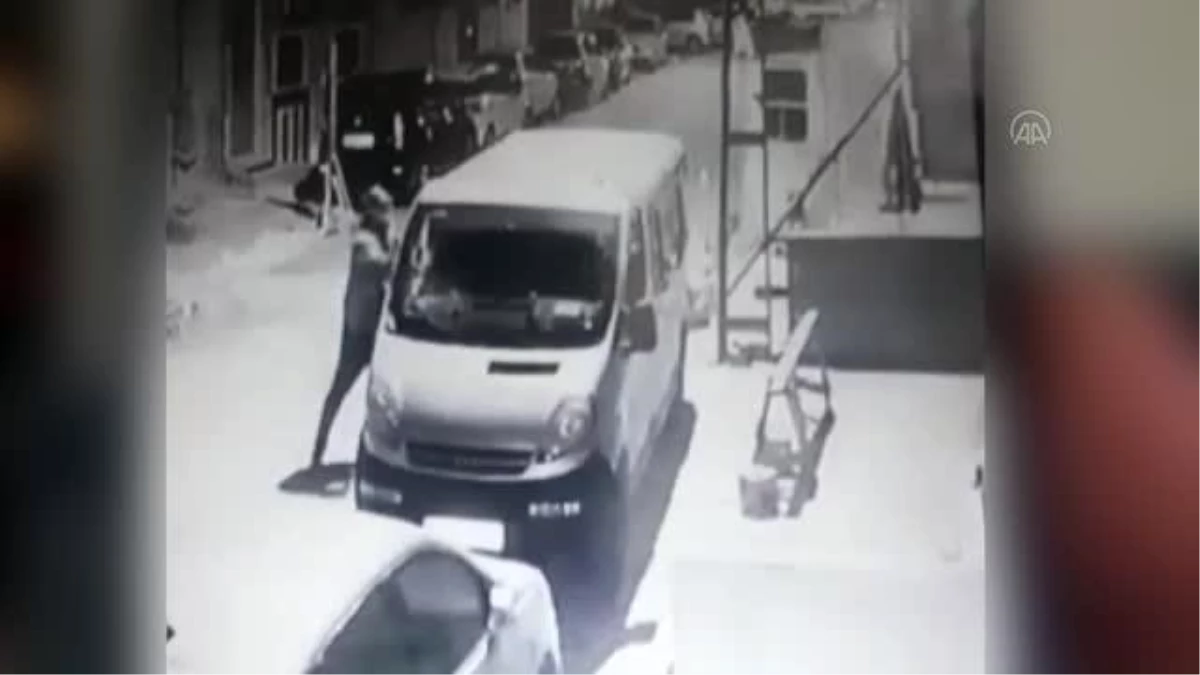 Esenyurt\'ta bir kişinin kayınpederinin minibüsüne baltayla zarar vermesi güvenlik kamerasında