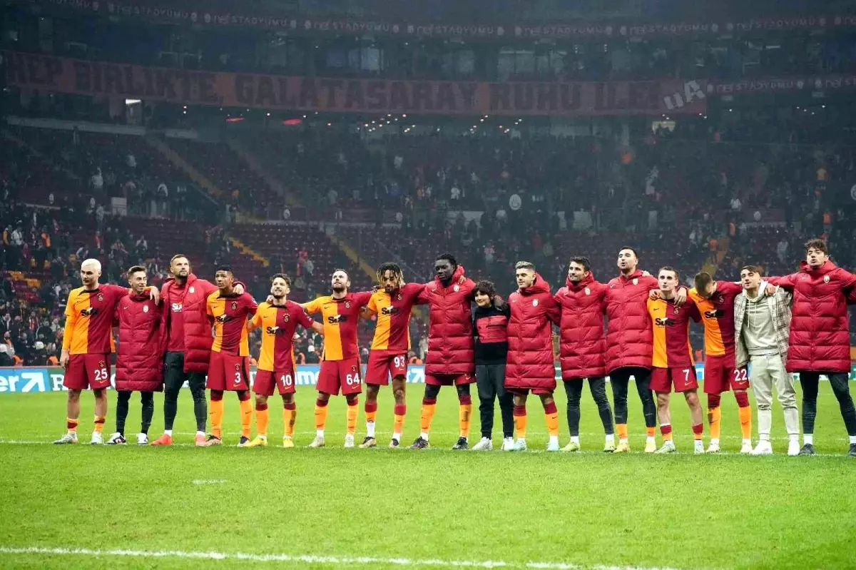 Galatasaraylı futbolcular liderliği taraftarla kutladı