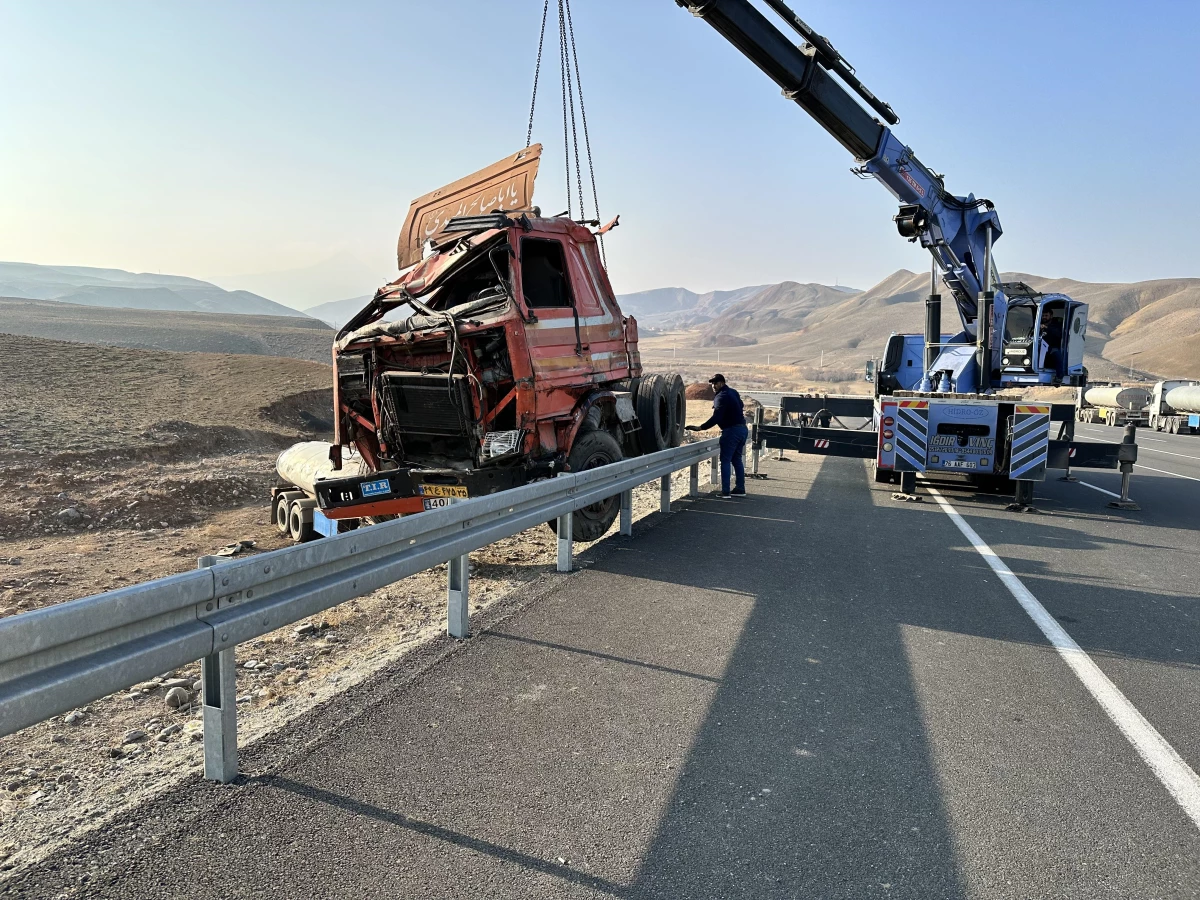 Devrilen yakıt tankerinin sürücüsü öldü