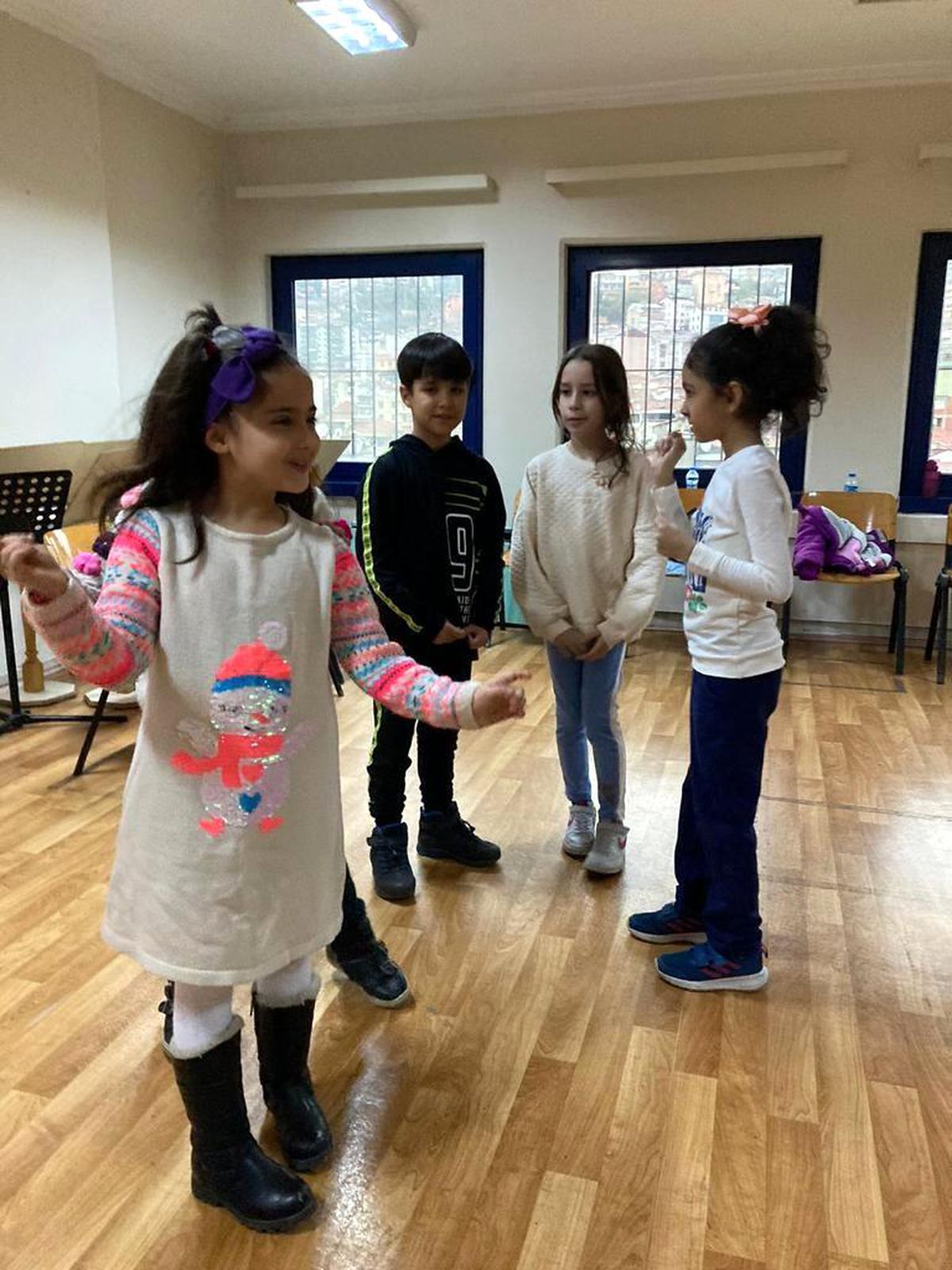 İzmit\'te minikler drama eğitimi alıyor