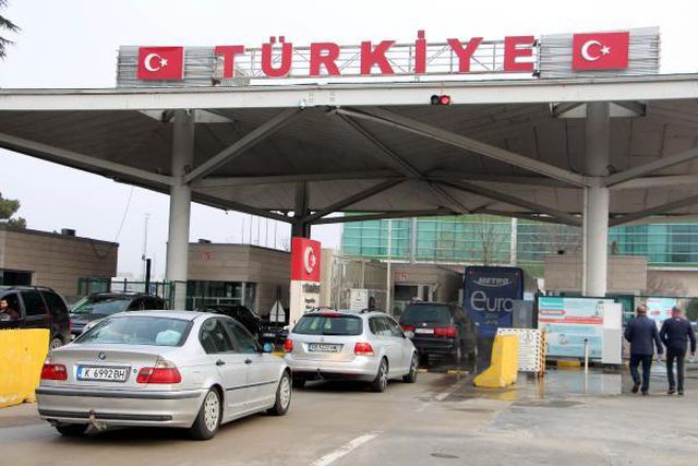Kapıkule'de yılbaşı alışverişi yoğunluğu yaşanıyor Kapıkule'de yılbaşı alışverişi yoğunluğu yaşanıyor