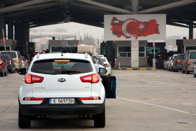 Kapıkule'de yılbaşı alışverişi yoğunluğu yaşanıyor Kapıkule'de yılbaşı alışverişi yoğunluğu yaşanıyor